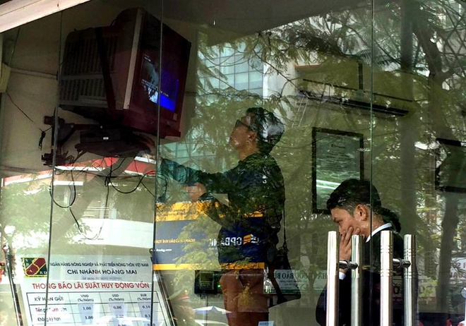 Hai người cầm dao xông vào ngân hàng ngày giáp Tết