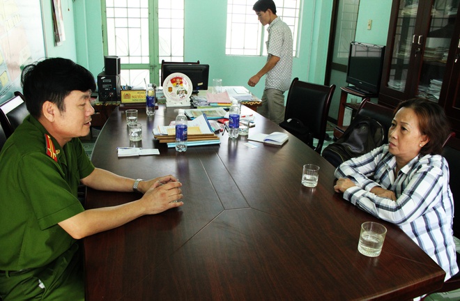 Trung tá Nguyễn Cường, Trưởng Công an phường Mỹ An thay mặt toàn đơn vị đứng ra trực tiếp xin lỗi bà Nguyễn Thị Khả.