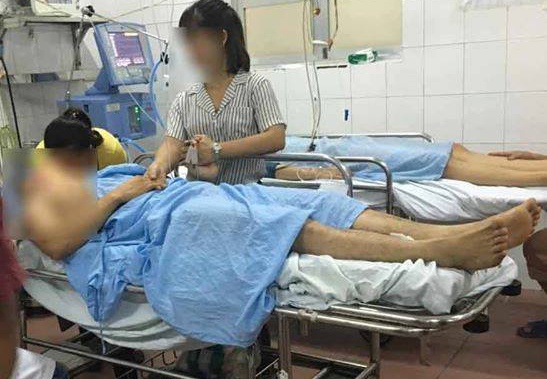Nhieu nguoi nam de len nhau trong oto bi tau hoa tong hinh anh 2