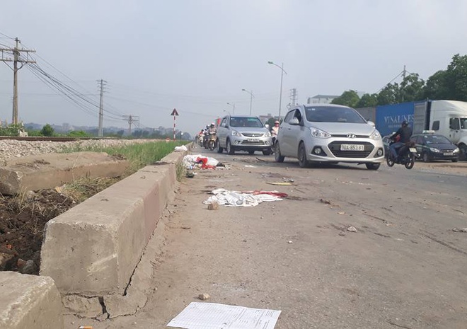 Nhieu nguoi nam de len nhau trong oto bi tau hoa tong hinh anh 3