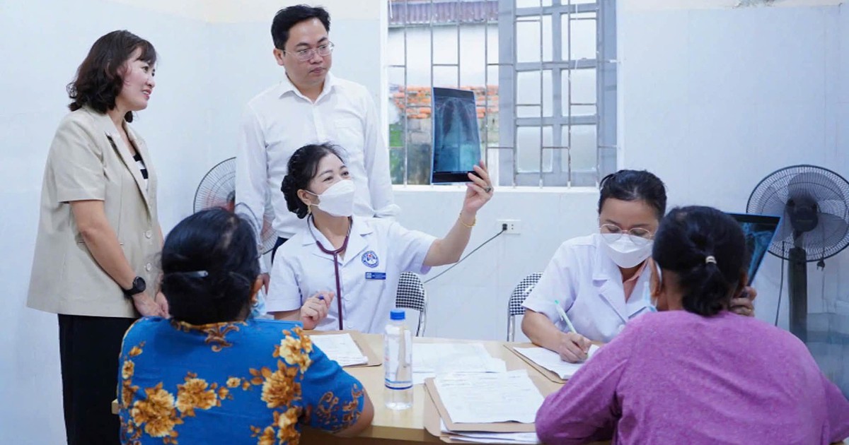 B&aacute;c sĩ Bệnh viện Phổi Nghệ An kh&aacute;m s&agrave;ng lọc bệnh h&ocirc; hấp cho người cao tuổi