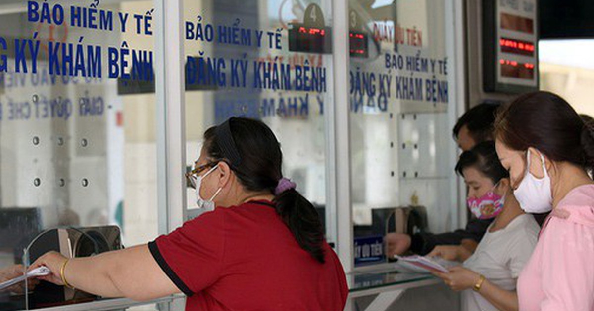 Người d&acirc;n l&agrave;m thủ tục kh&aacute;m chữa bệnh bảo hiểm y tế