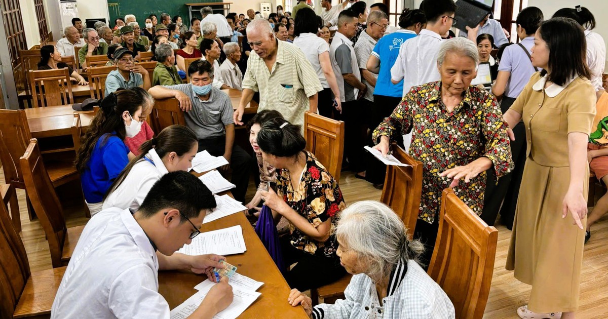 Người dân Hải Phòng tham gia khám sức khỏe toàn dân