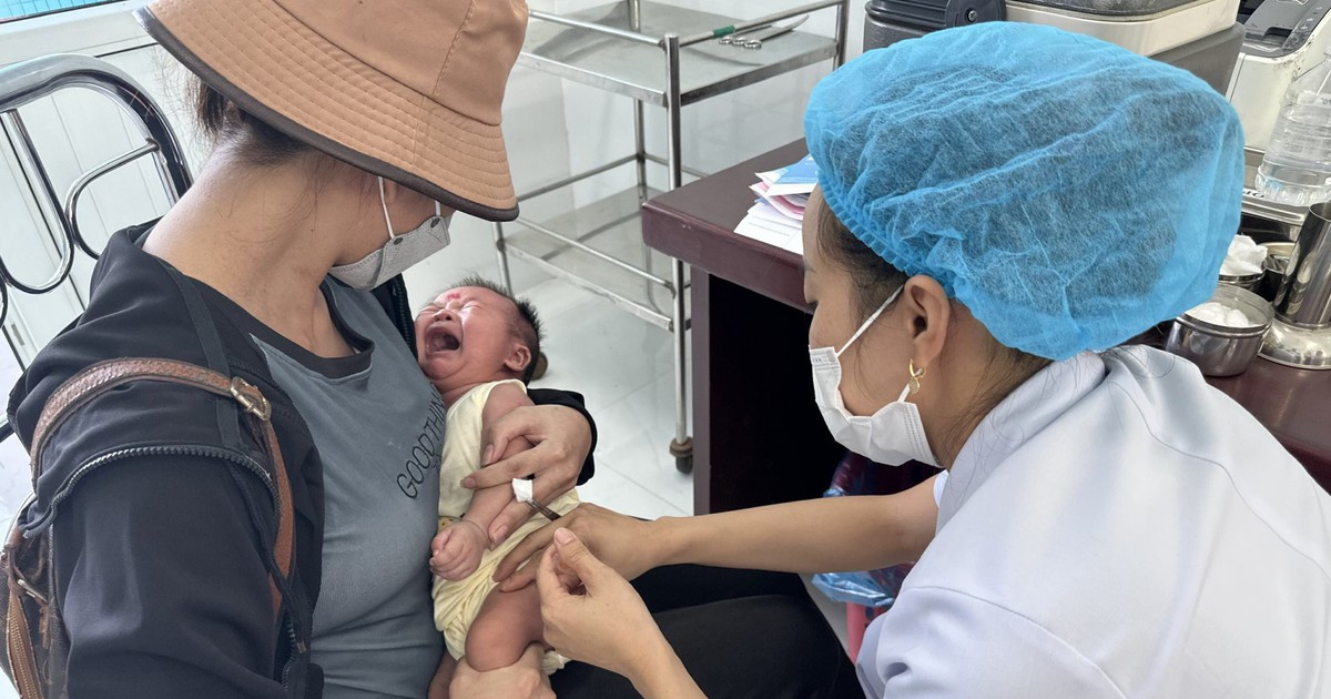 Nh&acirc;n vi&ecirc;n y tế th&ocirc;n bản chăm s&oacute;c sức khỏe người d&acirc;n tại cộng đồng