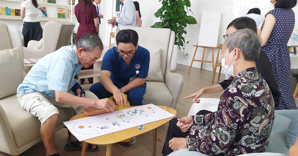 Người cao tuổi tại TPHCM được chăm s&oacute;c sức khỏe
