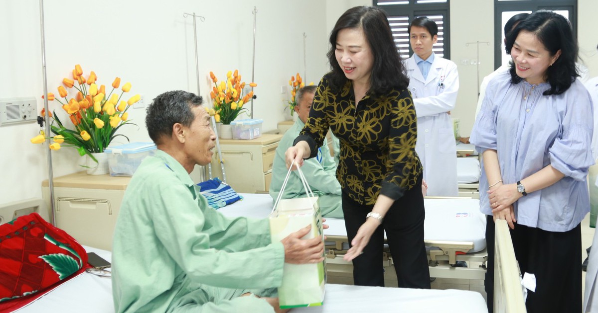 Bộ trưởng Bộ Y tế thăm bệnh nh&acirc;n, ch&iacute;nh s&aacute;ch bảo hiểm y tế