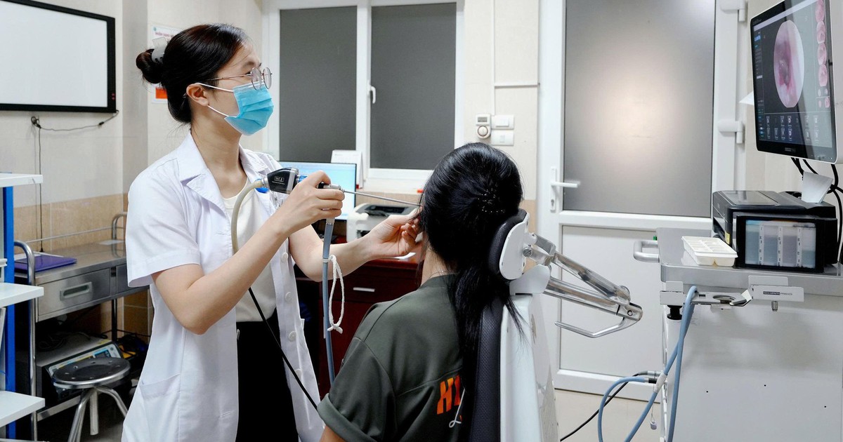 B&aacute;c sĩ tra cứu bệnh &aacute;n điện tử tại bệnh viện