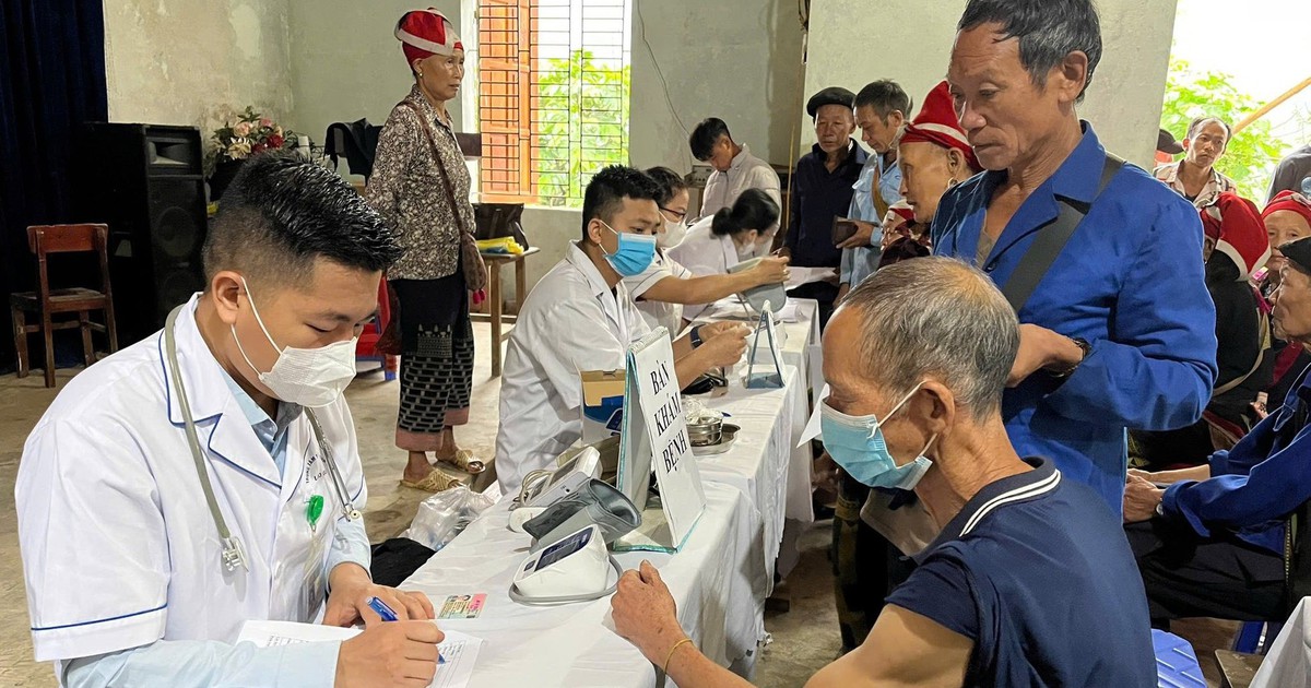 Nh&acirc;n vi&ecirc;n y tế cơ sở chăm s&oacute;c sức khỏe người d&acirc;n