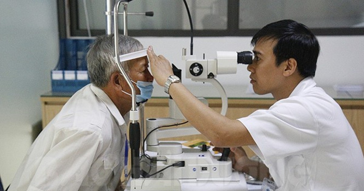 Mắt mờ ở người cao tuổi không nên chủ quan