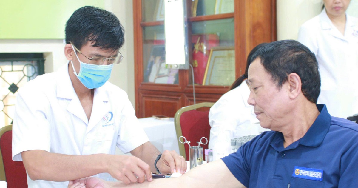 Người d&acirc;n kh&aacute;m sức khỏe định kỳ tại trạm y tế x&atilde;