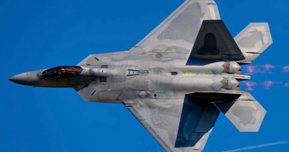 Tiêm kích F-22 Mỹ khiến 2 máy bay F-4 Iran tháo chạy chỉ bằng 1 câu nói