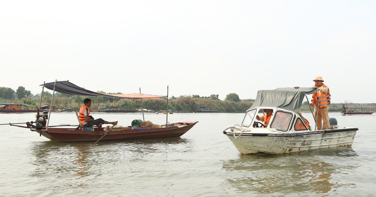 Hà Nội vận động dân vạn chài từ bỏ cách đánh cá kiểu "tận diệt" trên sông