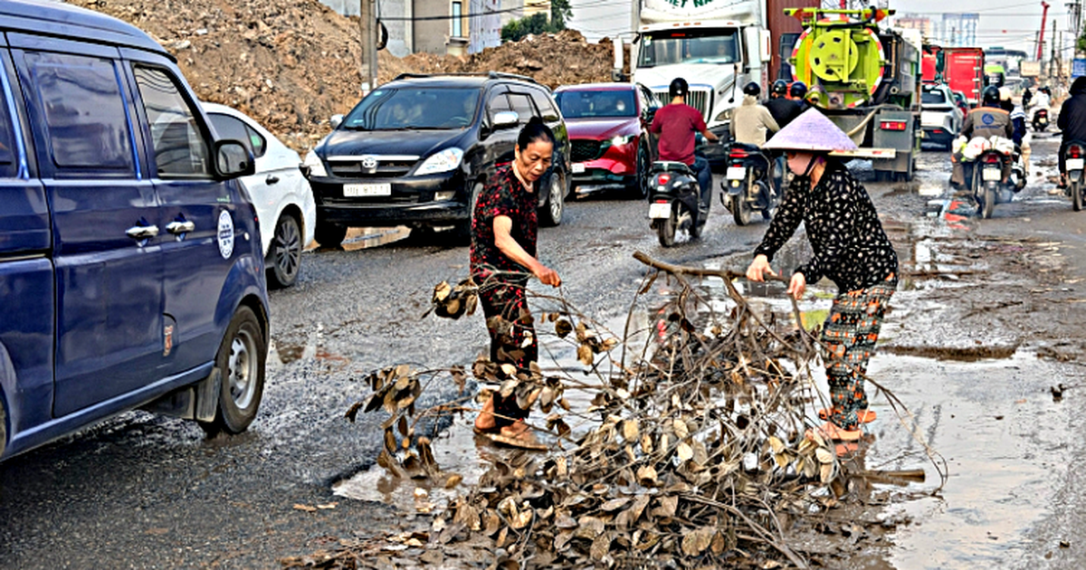 Xe cộ chật vật né "ổ gà, ổ voi’ trên quốc lộ 6 - nơi vừa có người tử vong vì tai nạn