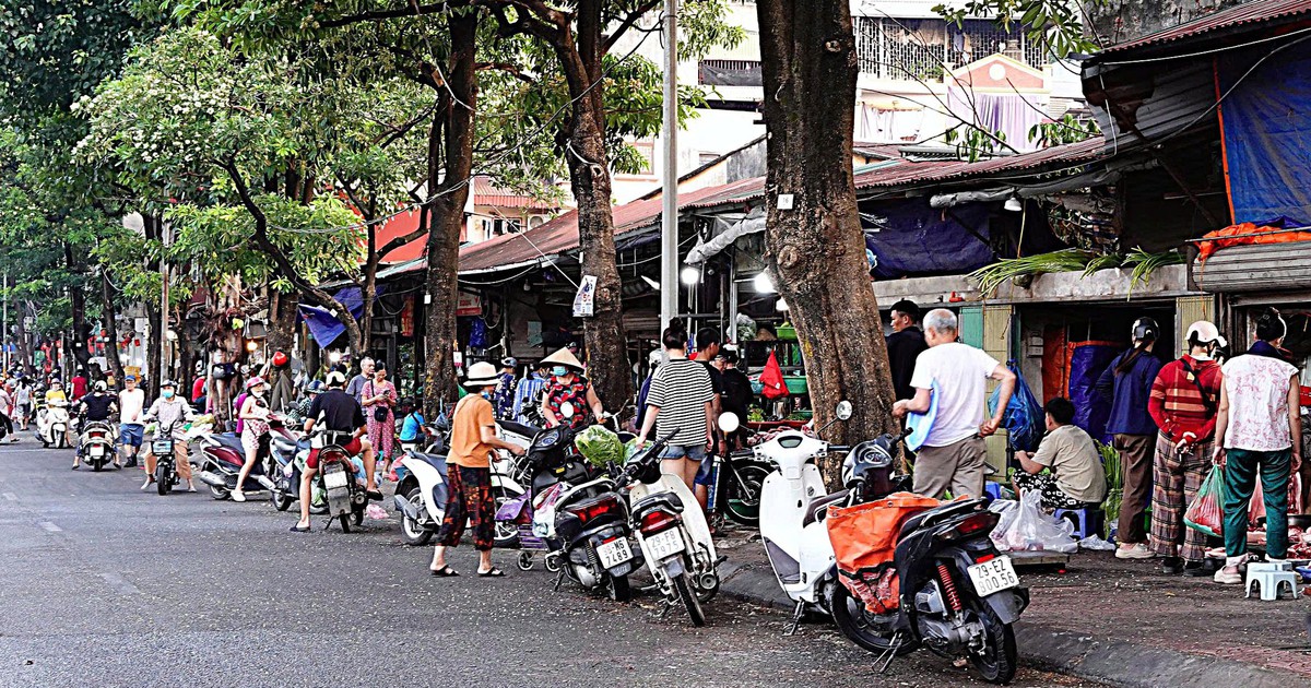 Biển cấm bị phớt lờ, chợ tự phát vẫn họp trên phố Cầu Mới, Đống Đa