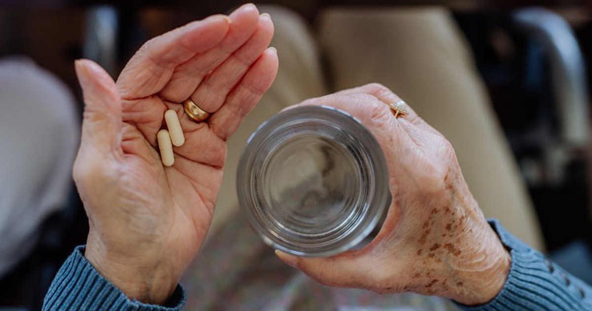 Sau tuổi 65, bổ sung vitamin thế nào để cơ thể khỏe mạnh mà không gây hại?