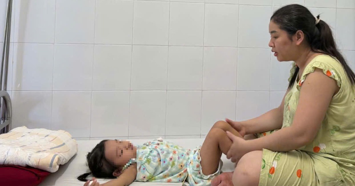 Con bệnh nặng liên tục nằm viện từ lúc chào đời, người mẹ ở Huế cầu mong được giúp đỡ