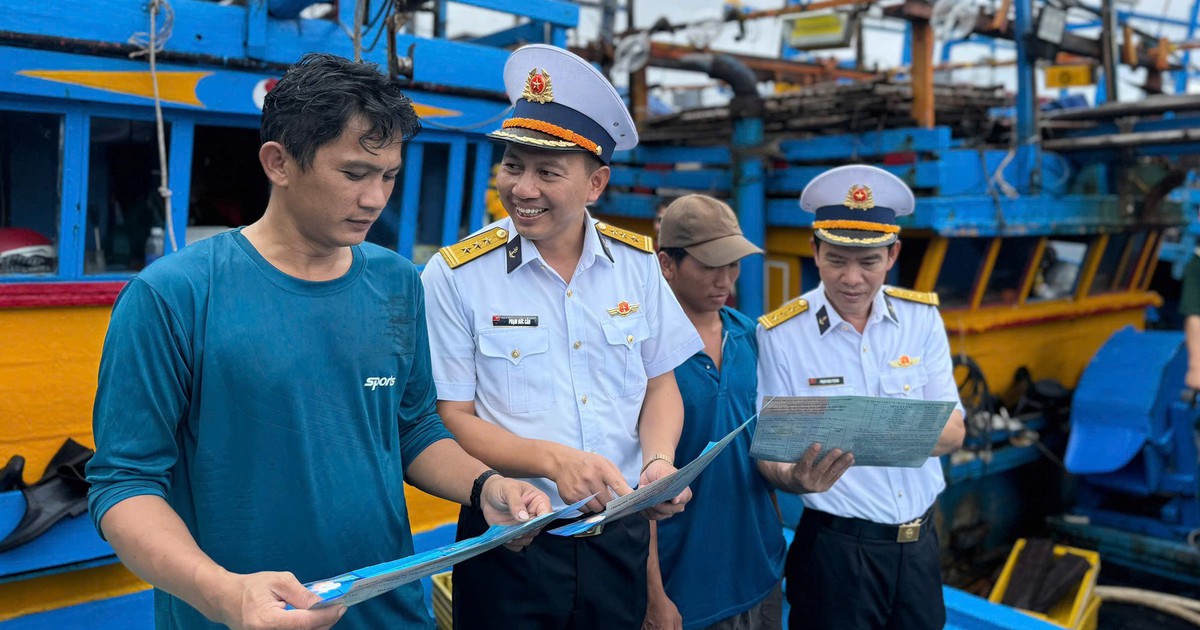 Hải quân làm điểm tựa vững chắc tiếp sức ngư dân vươn khơi, bám biển