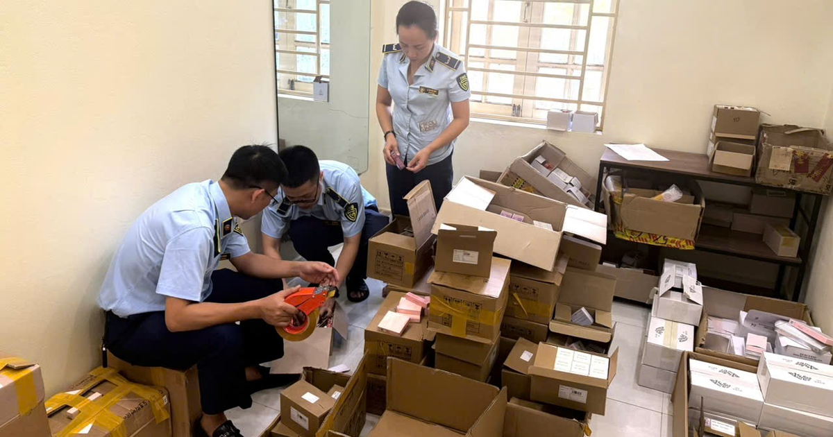 Tiêu hủy hơn 1.000 sản phẩm mỹ phẩm, kem nền, phấn má hồng không rõ nguồn gốc