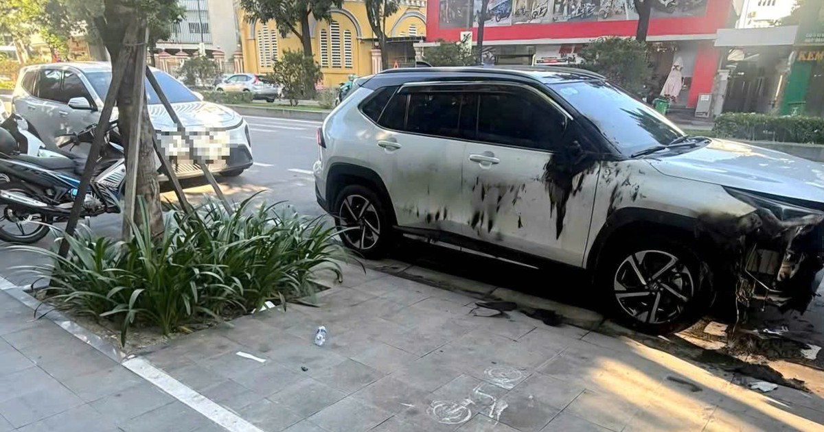 Xác minh vụ ô tô bị đốt, phá trên đường Hà Nội ở Huế