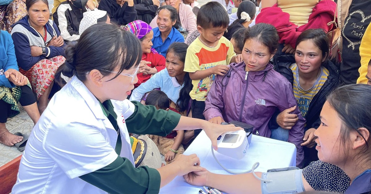 Hơn 1.000 người dân Việt - Lào vùng biên được khám, phát thuốc miễn phí