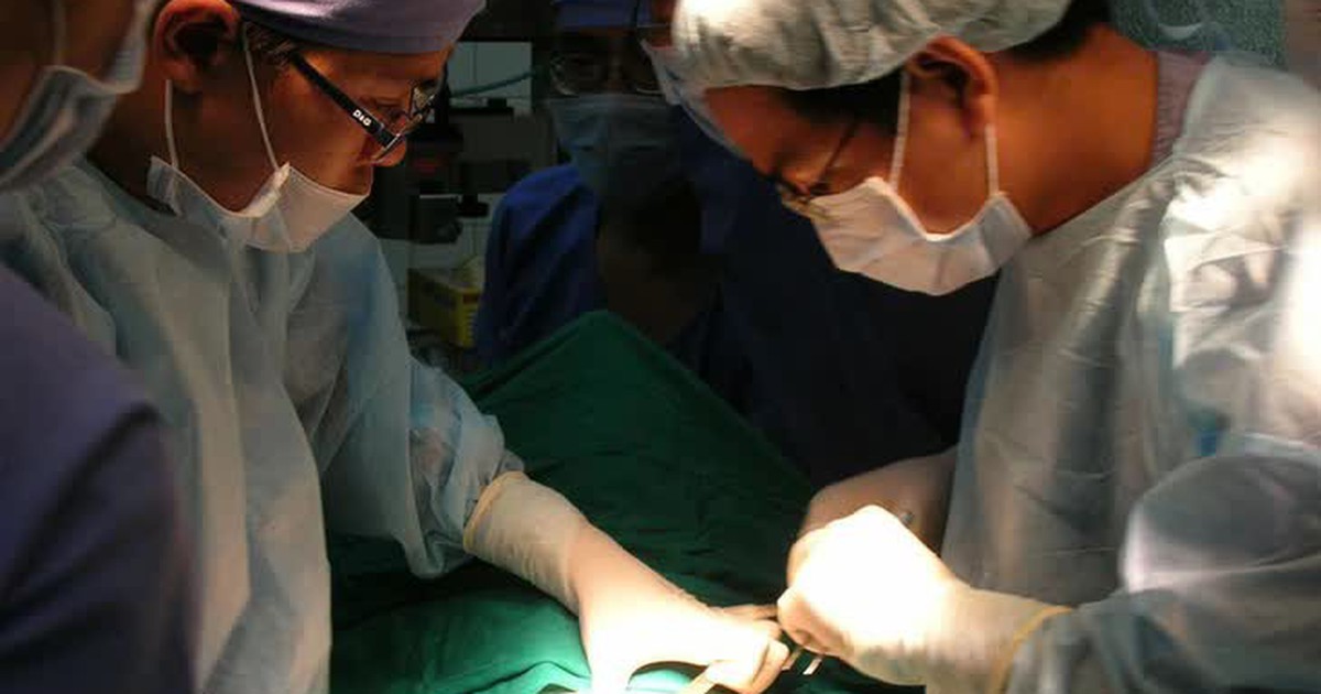 Tưởng "lồng ruột đơn giản", bé trai bị cắt bỏ 10 cm ruột hoại tử