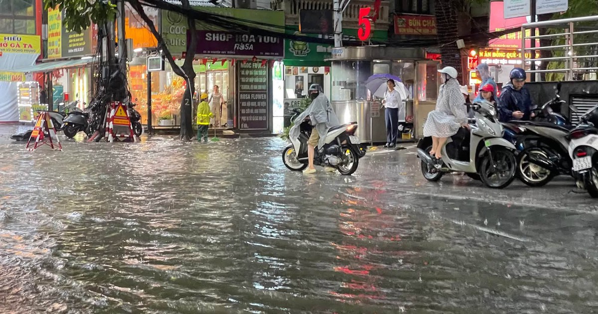 Cảnh báo mưa kèm dông lốc ở Hà Nội chiều nay