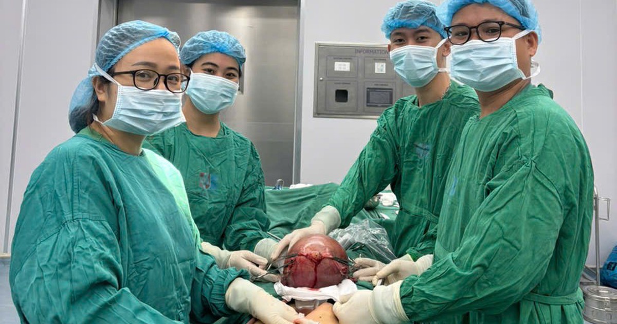 Nữ điều dưỡng hiến máu cứu người phụ nữ có khối u tử cung 13cm