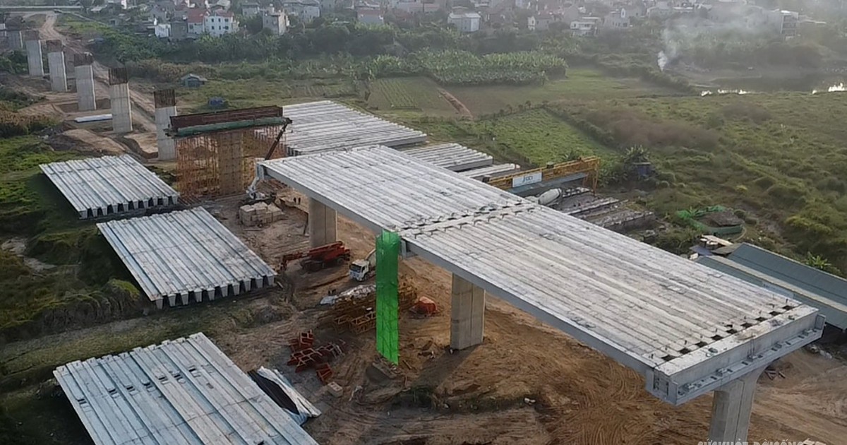Cầu Hồng Hà gần 10.000 tỷ đồng lộ diện những nhịp dầm đầu tiên