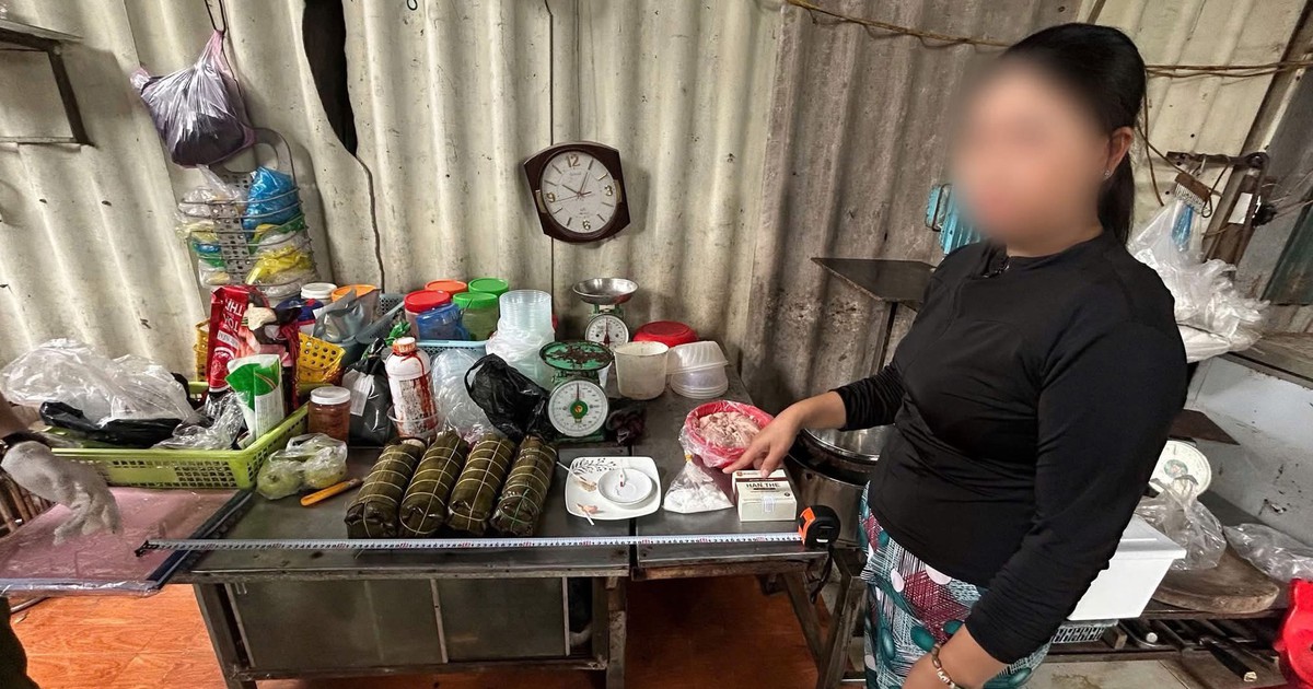 Người phụ nữ sử dụng chất cấm hàn the để chế biến thực phẩm