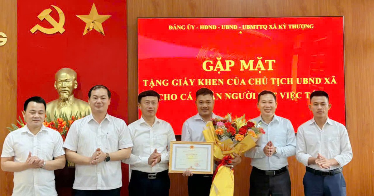 Khen thưởng người đàn ông lao xuống sông cứu người đang chới với ở Hà Tĩnh