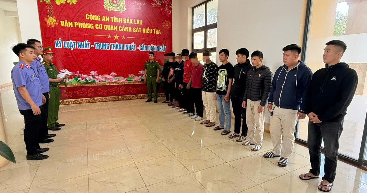 13 đối tượng mang hung khí nguy hiểm rượt đuổi, đánh nhau trên phố