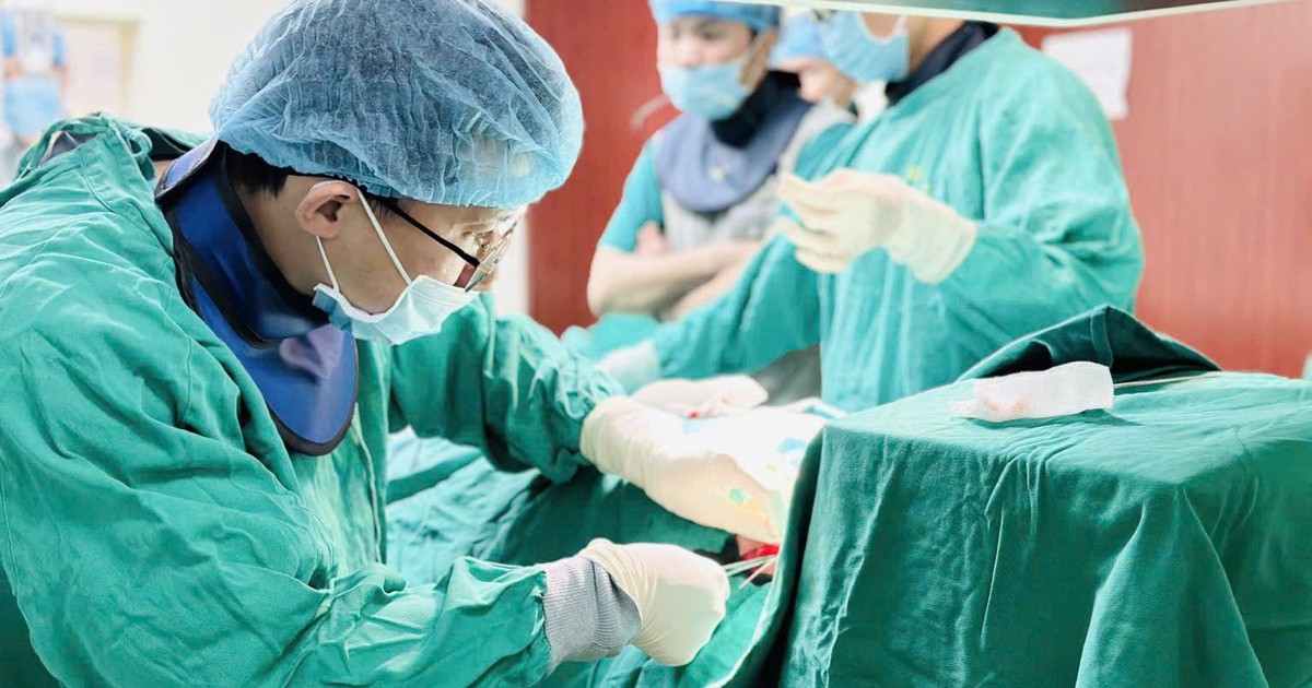Người đàn ông bị lưỡi máy cắt văng trúng mặt