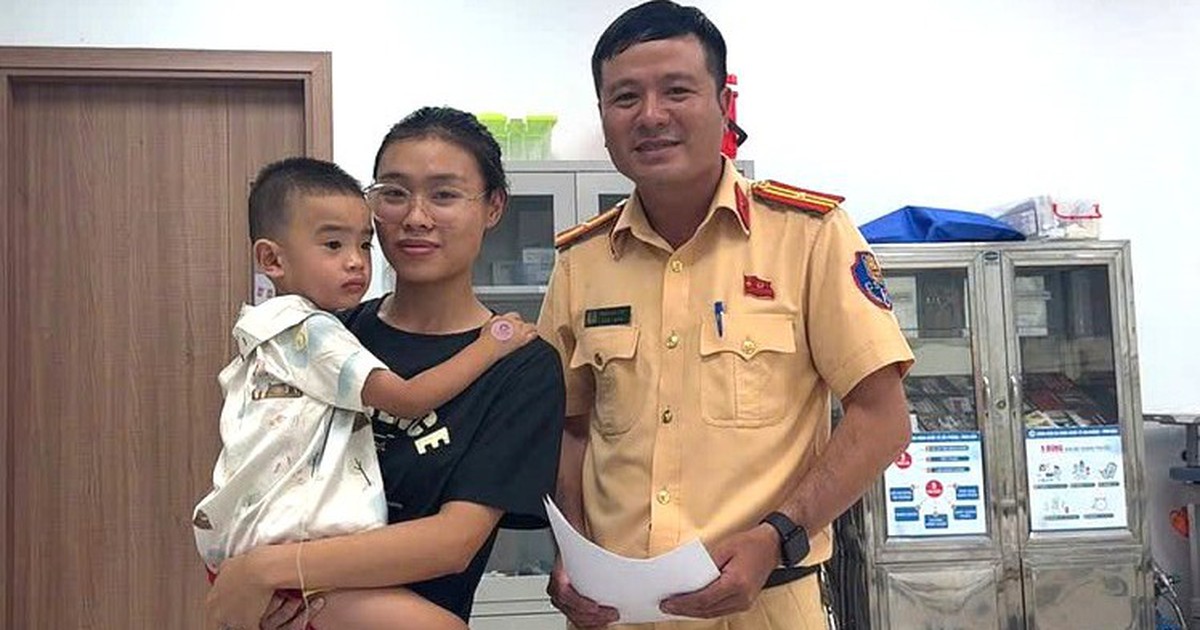 Cảnh sát Hải Phòng "mở đường" đưa bé trai bị co giật đến viện cấp cứu