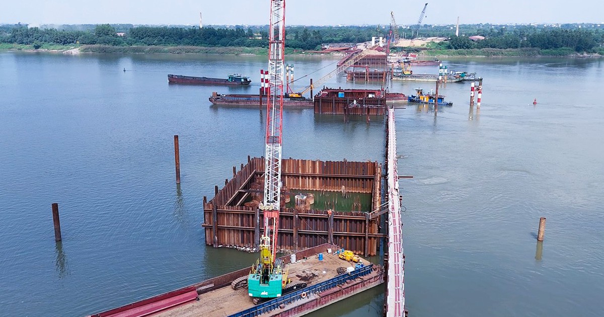 Hối hả thi công cầu Vân Phúc vượt sông Hồng