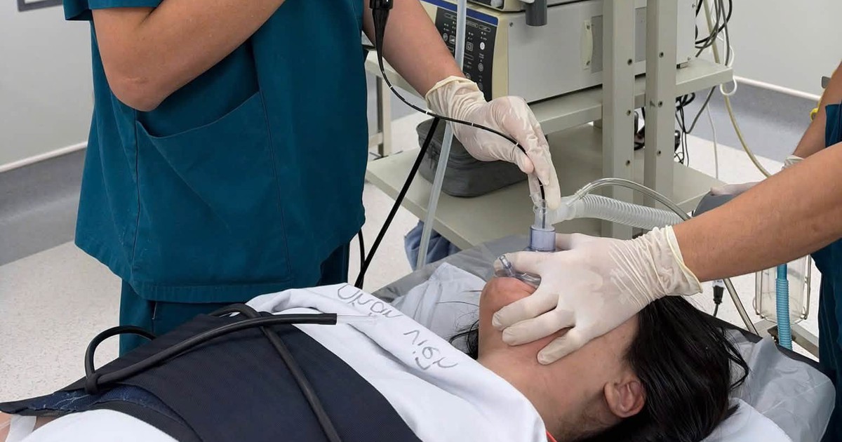 Cháy thiết bị sạc trong nhà, bé gái 14 tuổi bị bỏng đường thở nặng
