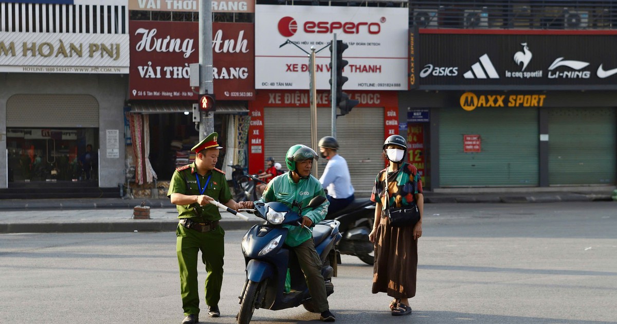 Xử lý nhiều trường hợp bất chấp nguy hiểm đi ngược chiều tại Tương Mai, Hà Nội