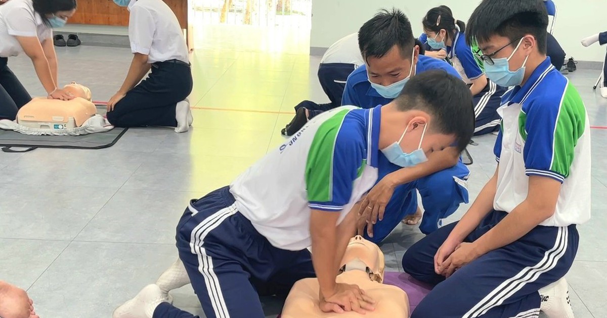 Hàng trăm học sinh, giáo viên được huấn luyện kỹ năng hồi sinh tim phổi