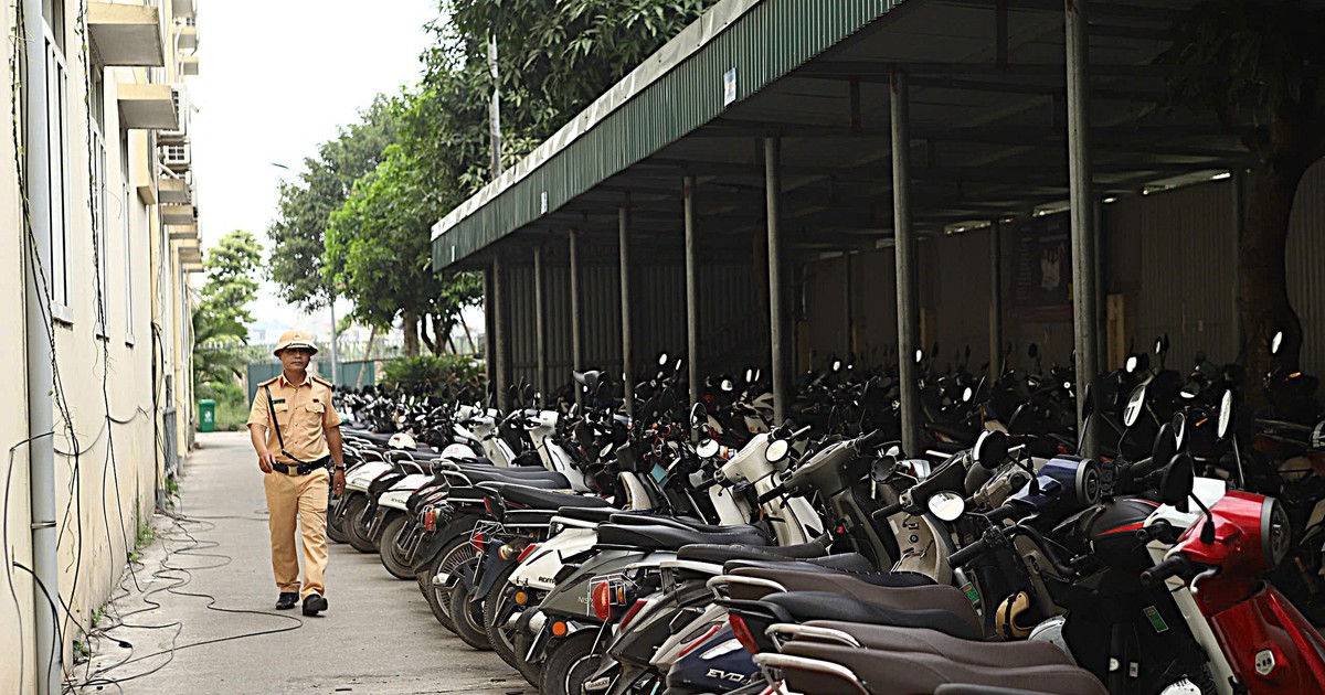 CSGT kiểm soát vi phạm giao thông học sinh từ đường phố đến bãi xe trong trường