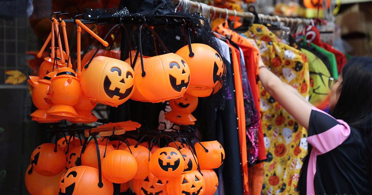 Phố Hàng Mã rực sắc cam, đen trước thềm Halloween