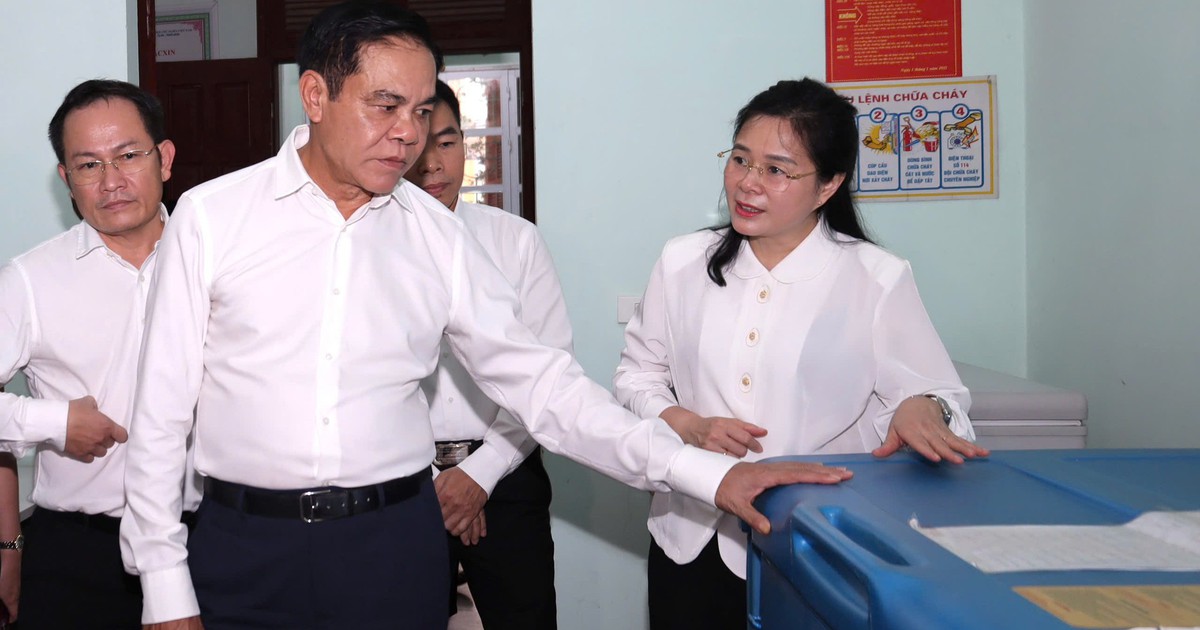 Chủ tịch UBND tỉnh Nghệ An kiểm tra trang thiết bị y tế tại cơ sở