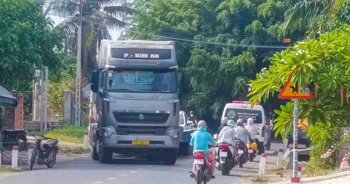 Tỉnh lộ 9 chật hẹp, người dân Khánh Hòa mong sớm được đầu tư mở rộng