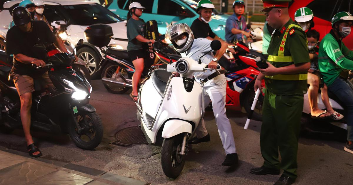 Thanh niên mang xe chưa biển đi khoe bạn, tài xế uống rượu kịch khung vẫn cầm lái