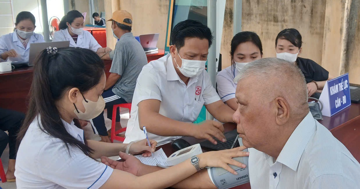 Ra quân khám sức khỏe miễn phí cho người dân ở Khánh Hòa