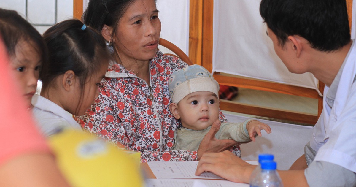 Nh&acirc;n vi&ecirc;n y tế th&ocirc;n bản, c&ocirc; đỡ th&ocirc;n bản chăm s&oacute;c sức khỏe người d&acirc;n
