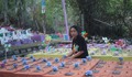 Người phụ nữ dành cả thanh xuân để an táng cho hàng chục nghìn hài nhi xấu số