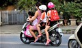 Chở trẻ nhỏ bằng xe máy, cha mẹ cần lưu ý những gì?