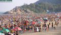 Hàng nghìn người đổ về Sầm Sơn chen chúc tắm biển  dịp cuối tuần