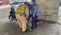 Cảnh sát giao thông sơ cứu 1 phụ nữ lớn tuổi say nắng bị ngất trên đường