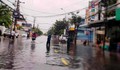 Mưa lớn gây ngập nhiều tuyến đường ở Đà Nẵng, học sinh trễ học