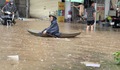 Hà Nội nước ngập mênh mông, người dân chèo thuyền trên phố